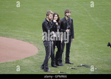 28 ottobre 2010; San Francisco, CA, Stati Uniti; gli artisti di registrazione Charles Kelley (a sinistra) e Hillary Scott (al centro) e Dave Haywood della band Lady Antebellum eseguono l'inno nazionale prima della seconda partita delle World Series del 2010 tra i San Francisco Giants Foto Stock