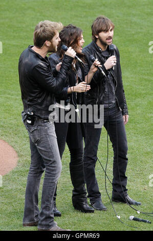 28 ottobre 2010; San Francisco, CA, Stati Uniti; gli artisti di registrazione Charles Kelley (a sinistra) e Hillary Scott (al centro) e Dave Haywood della band Lady Antebellum eseguono l'inno nazionale prima della seconda partita delle World Series del 2010 tra i San Francisco Giants Foto Stock