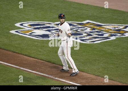 Ottobre 28, 2010; San Francisco, CA, Stati Uniti d'America; San Francisco Giants catcher Buster Posey (28) è catturato in casa fra piastra e la prima base su una caduta di palla dopo colpisce contro il Texas Rangers durante il quarto inning di gioco due del 2010 Wo Foto Stock