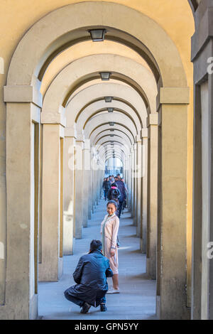 Donna asiatica che è fotografata nel Corridoio Vasariano a Firenze, Italia Foto Stock