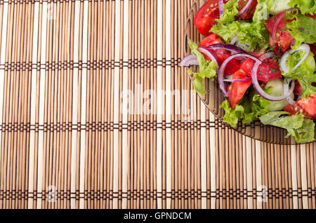 Vista superiore del fondo per lo styling di cibo a partire da un frammento di una lastra trasparente di vegetariano fresca insalata di verdure crude a Foto Stock