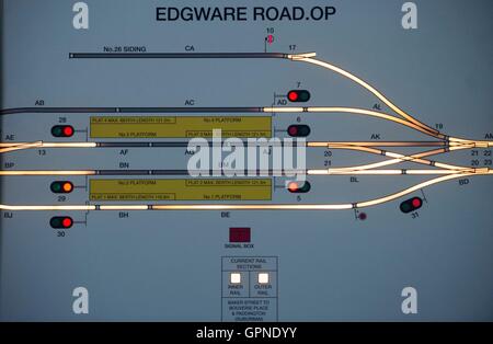 È sotto embargo per 0001 Lunedì 5 Settembre un treno live mappa di Edgware Road station all'interno del cerchio e Hammersmith &AMP; City line cabina del segnale a Edgware Road stazione metropolitana di Londra. Foto Stock