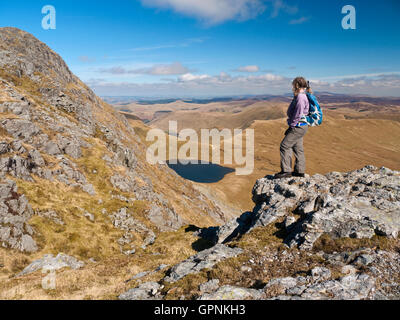 Femmina ammira walker vista dall'Aran Fawddwy a Creiglyn Dyfi, fonte di Afon Dyfi (Fiume Dovey), Snowdonia, il Galles del Nord Foto Stock