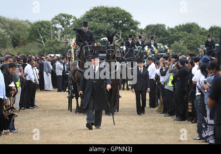 Cinque bare sono prese da carrozze trainate da cavalli al crematorio dopo i funerali in Winn Common Park a Londra di cinque amici che morì a Camber Sands, nei pressi di segale in East Sussex il mese scorso. Foto Stock