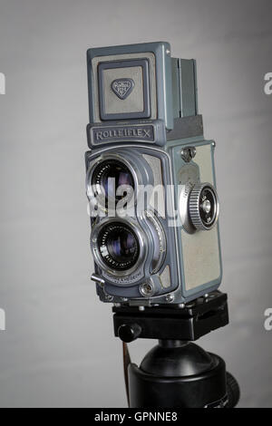 Un grigio 'baby' Rolleiflex doppia lente della fotocamera utilizzando 127 pellicole in rotoli. La qualità elevata di una macchina fotografica realizzata in Germania,ora piuttosto raro da trovare Foto Stock