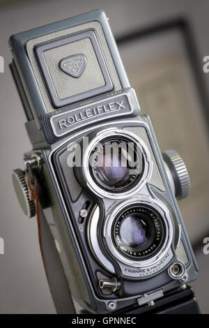 Un grigio 'baby' Rolleiflex doppia lente della fotocamera utilizzando 127 pellicole in rotoli. La qualità elevata di una macchina fotografica realizzata in Germania,ora piuttosto raro da trovare Foto Stock