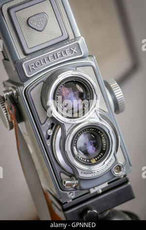 Un grigio 'baby' Rolleiflex doppia lente della fotocamera utilizzando 127 pellicole in rotoli. La qualità elevata di una macchina fotografica realizzata in Germania,ora piuttosto raro da trovare Foto Stock