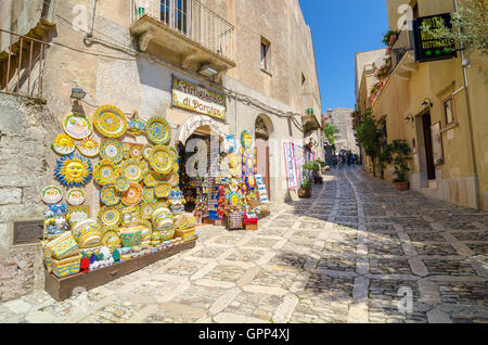 Il siciliano di souvenir. Antica e tipica e stretta strada di ciottoli di Erice, in Sicilia, Italia. Foto Stock