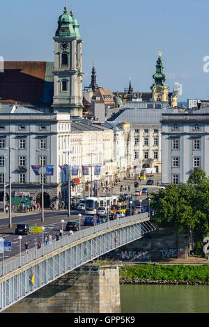 Ponte Nibelungenbrücke, Alter Dom (vecchia cattedrale), vista Hauptplatz (piazza principale) in Linz, , Oberösterreich, Austria superiore, un Foto Stock