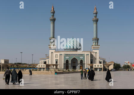 Qom, Emam Hasan segnalatori acustici Askari (l Imam Hassan) Moschea, vista dall'Esplanade Foto Stock