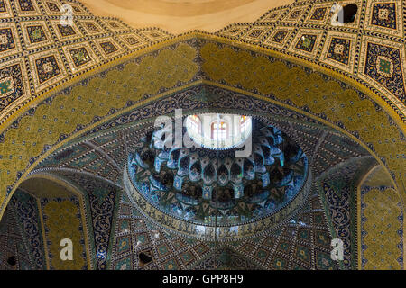 Qom, Emam Hasan segnalatori acustici Askari (l Imam Hassan) Moschea, architettura a cupola Foto Stock