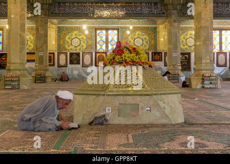 Qom, Emam Hasan segnalatori acustici Askari (l Imam Hassan) moschea, il vecchio uomo che prega Foto Stock