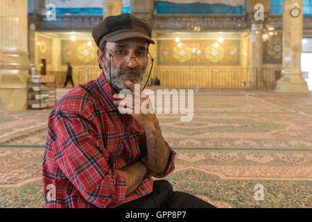 Qom, Emam Hasan segnalatori acustici Askari (l Imam Hassan) Moschea, uomo meditando Foto Stock