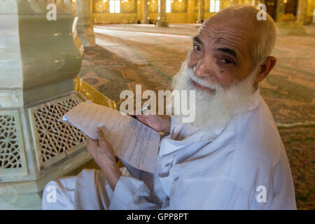 Qom, Emam Hasan segnalatori acustici Askari (l Imam Hassan) moschea, il vecchio uomo la scrittura Foto Stock