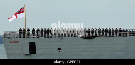 AJAXNETPHOTO. - 11Luglio, 2014. PORTSMOUTH, Inghilterra. - DESTROYER ritorna - tipo 45 HMS DIAMOND RITORNA AL REGNO UNITO dopo 6 mese di distribuzione. Foto:TONY HOLLAND/AJAX REF:DTH141107 52 Foto Stock