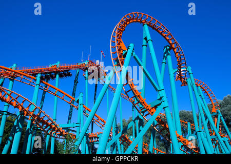 Orange rollercoaster con cielo blu in background Foto Stock