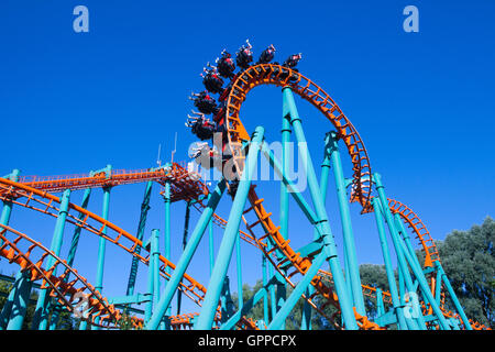 Orange rollercoaster con cielo blu in background Foto Stock