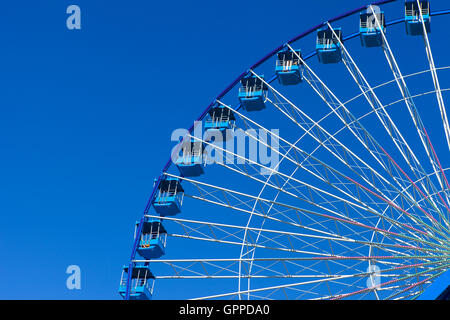 Ruota panoramica Ferris con cielo blu in background Foto Stock