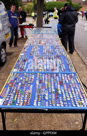 AFC Wimbledon ventole e venditore di badge in stallo al di fuori della Cherry Red Records Stadium Londra sud Foto Stock