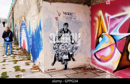 Omaggio arte dei graffiti a un mod su uno scooter per artista Jef Aerosol lungo gli archi sul lungomare di Brighton Foto Stock