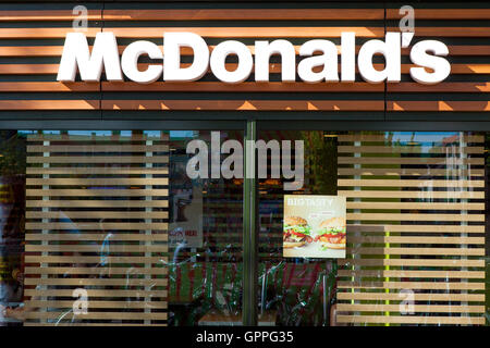 McDonald's sign, McDonald's è il più grande del mondo di catena di hamburger fast food e ristoranti, che servono circa 68 milioni di clienti Foto Stock