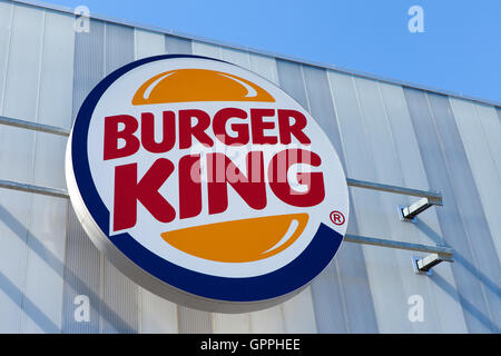 Burger King ristorante segno, Burger King è un americano di catena globale di hamburger ristoranti fast food con sede in Florida Foto Stock