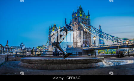 Il Tower Bridge Blue ora Foto Stock