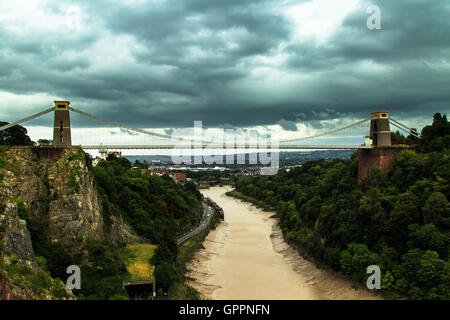 Il Clifton Suspension Bridge è un ponte di sospensione spanning the Avon Gorge e il fiume Avon. Foto Stock