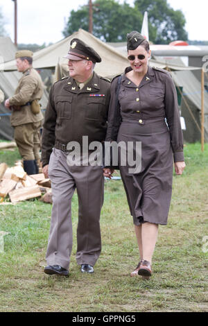 Ufficiale americano con la sua ragazza in lacerato dalla guerra in Inghilterra durante il WW11 Foto Stock