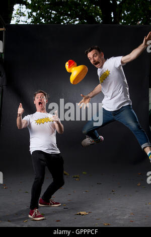 Matt Kelly (sinistra) e Richard Higgins (l'Listies), il teatro childrenÕs e commedia duo, all'Edinburgh International Book Festival. Edimburgo, Scozia. 20 Agosto 2016 Foto Stock