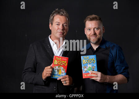 Julian Clary (sinistra), il comico inglese e romanziere con David Roberts, il pluripremiato illustratore, all'Edinburgh International Book Festival. Edimburgo, Scozia. 20 Agosto 2016 Foto Stock