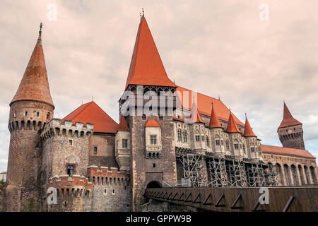 Il castello di corvine conosciuto anche come il Castello Hunyad è un castello gotico-rinascimentale in Hunedoara, Transilvania, Romania Foto Stock