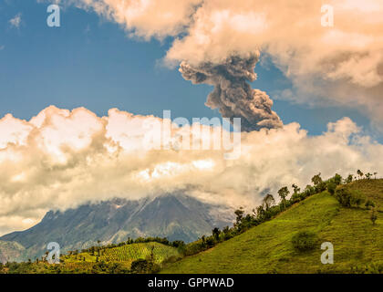 Esplosione di piroclastici oltre il vulcano Tungurahua in Ecuador, Sud America Foto Stock