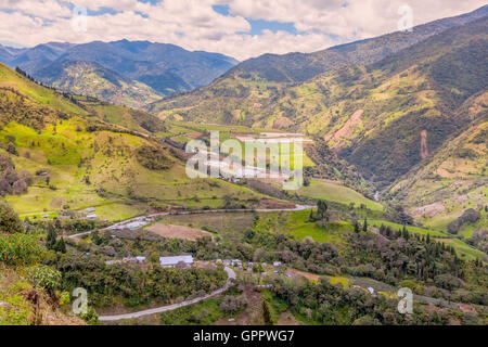 Arroccato tra le montagne vicino al vulcano Tungurahua è Nestle una comunità tradizionali delle popolazioni indigene, Sud America Foto Stock