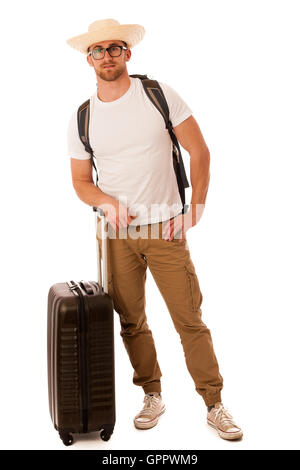 Viaggiatore con cappello di paglia, camicia bianca, zaino e valigia in attesa per il trasporto isolati. Foto Stock