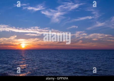 Tramonto sul lago Michigan. Sullo skyline di Chicago può essere visto all'orizzonte. Girato a Indiana Dunes National Lakeshore. Foto Stock