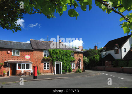 Un rosso mattone paese 'pub, The Bell Inn, Welford-on-Avon Warwickshire. Foto Stock