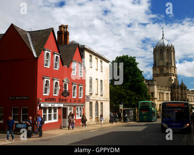 Visualizza in basso St Aldates verso la cattedrale di Christ Church di Oxford. Foto Stock