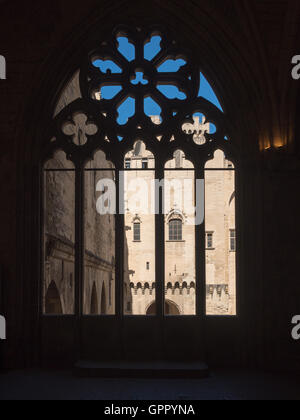 Finestra papale silhouette, Palais des Papes Foto Stock