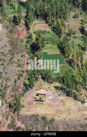 Cusco, Perù - 15 Maggio: piccole fattorie viste da una distanza nella Valle Sacra degli Incas, uno stile di vita di una fotografia. 15 maggio 2 Foto Stock