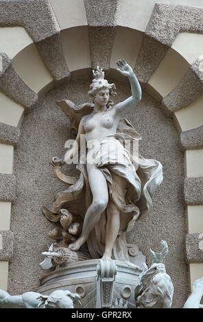 Sculture sulla Michaelerplatz Fontana nel quartiere di Hofburg di Vienna Foto Stock