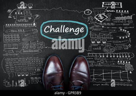 Sfida la parola e business scarpe sulla lavagna Foto Stock