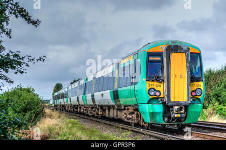 Classe 377 Electrostar Southern Rail treno a West Sussex, Inghilterra, Regno Unito. Treno del sud. Treni del sud. Foto Stock