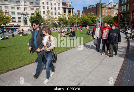 Persone, gare miste nei Manchester Piccadilly Gardens, un'oasi urbana nel cuore della città e il più grande spazio pubblico aperto nel centro della città, Manchester, Regno Unito Foto Stock