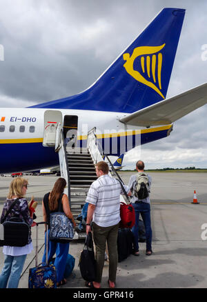 Salire a bordo di un aeromobile di Ryanair Foto Stock