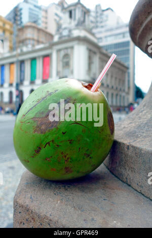 Buccia di cocco con paglia a sinistra sulla strada a Rio de Janeiro in Brasile Foto Stock