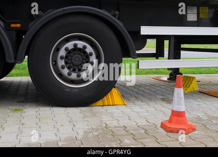 Parcheggiare il carrello con il cono di traffico Foto Stock