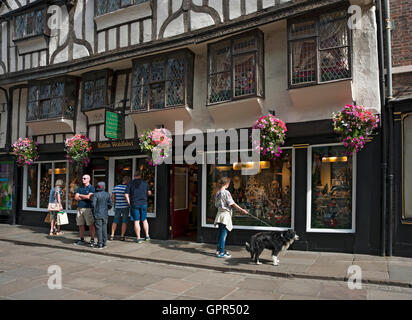 Persone turisti visitatori fuori Kathhe Wohlfahrt negozio di Natale in Summer Stonegate York North Yorkshire Inghilterra Regno Unito Gran Bretagna La Gran Bretagna Foto Stock