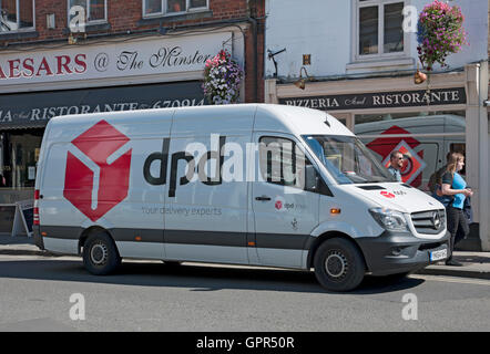 Consegna DPD furgone consegna nel centro città York North Yorkshire Inghilterra Regno Unito Regno Unito Gran Bretagna Foto Stock