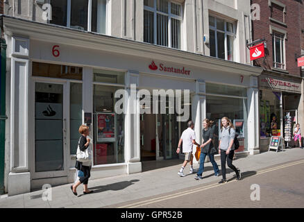 Filiale della Santander Bank esterna nel centro della città in estate York North Yorkshire Inghilterra Regno Unito Gran Bretagna Foto Stock